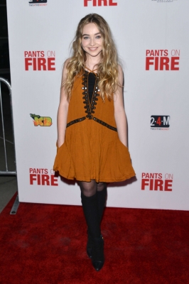 Sabrina-Carpenter--Pants-on-Fire-Premiere--04.jpg