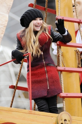 SabrinaCarpenter_88thMacysThanksgivingDayParade__282729.JPG