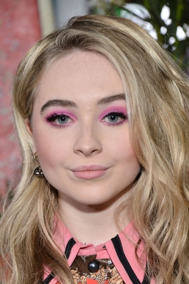 Sabrina_Carpenter_003~0.jpg