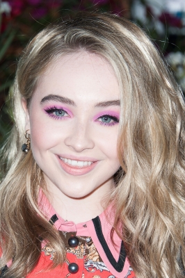 Sabrina_Carpenter_004~0.jpg