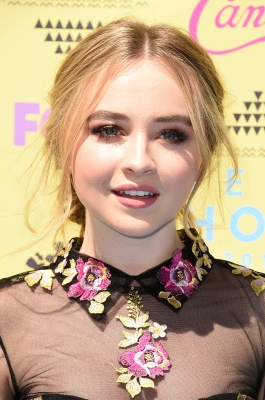 Sabrina_Carpenter_07~9.jpg