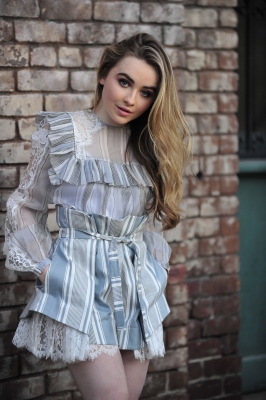 Sabrina_Carpenter_15~12.JPG