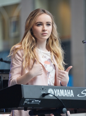 Sabrina_Carpenter_21~3.jpg