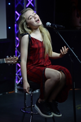 Sabrina_Carpenter_28829~3.jpg