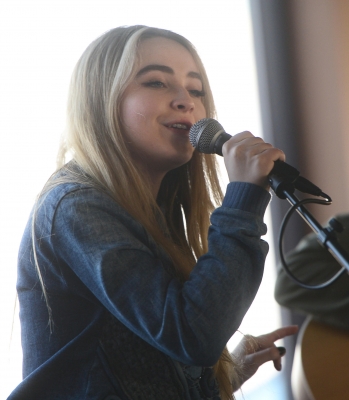 mc-pictures-b104-hosts-sabrina-carpenter-meet--003.jpg