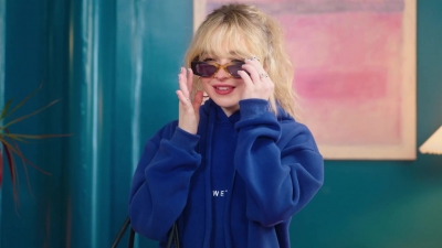 y2meta_com_-_Every_Outfit_Sabrina_Carpenter_Wears_in_a_Week___7_Days2C_7_Looks___Vogue-281080p29_532.jpg